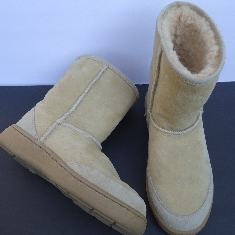 SIZE 8.MERINO PORELY WOOL BOOTS.